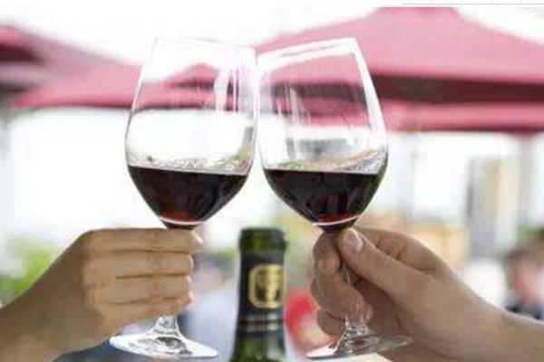 夢見飲酒是什么意思 夢到和很多人一起喝白酒有什么預兆