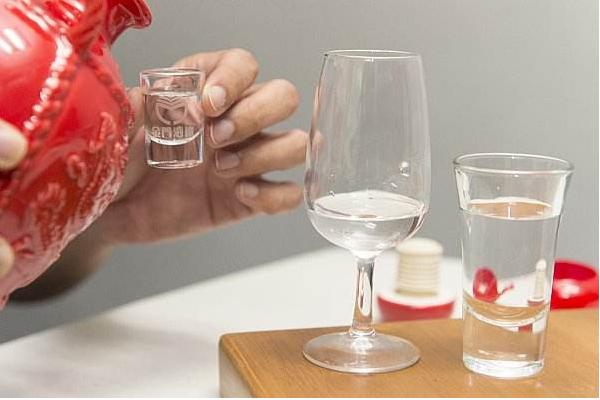 夢見飲酒是什么意思 夢到和很多人一起喝白酒有什么預兆