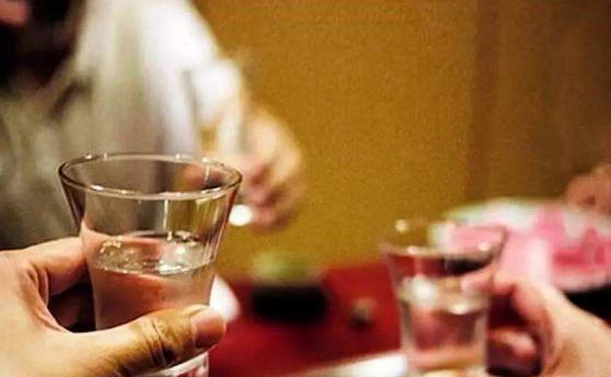 夢見飲酒是什么意思 夢到和很多人一起喝白酒有什么預兆