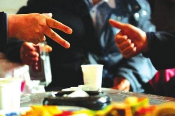 夢見飲酒是什么意思 夢到和很多人一起喝白酒有什么預兆