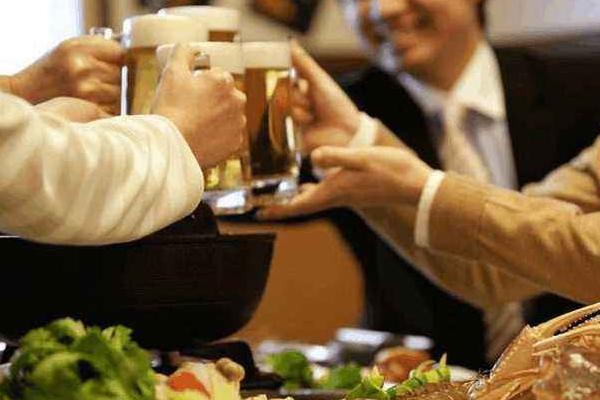 夢見飲酒是什么意思 夢到和很多人一起喝白酒有什么預兆