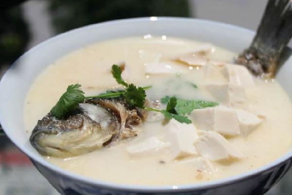 下奶鯽魚湯的正確做法 鯽魚蘿卜湯的功效與作用
