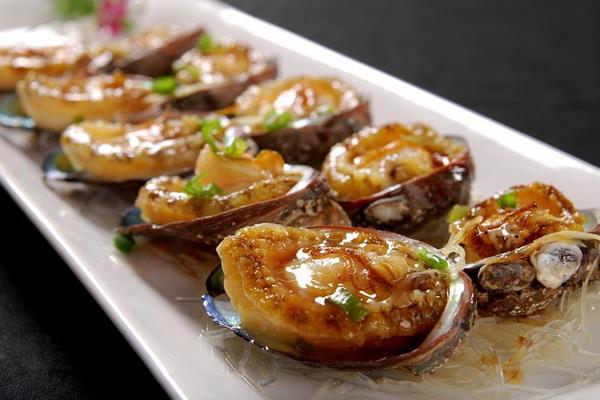 清蒸鮑魚怎么做好吃又簡單 清蒸蒜蓉鮑魚的家常做法竅門