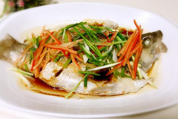 怎樣做清蒸鱸魚 鱸魚蒸幾分鐘最好