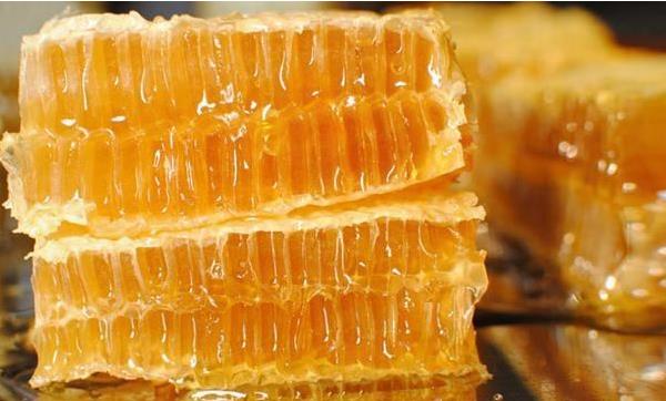 蜂巢蜜市場(chǎng)價(jià)格多少錢(qián)一斤 蜂巢蜜為什么要用木勺