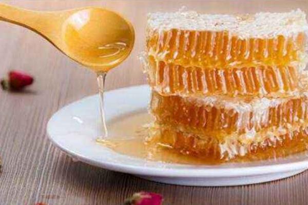 蜂巢蜜市場(chǎng)價(jià)格多少錢(qián)一斤 蜂巢蜜為什么要用木勺