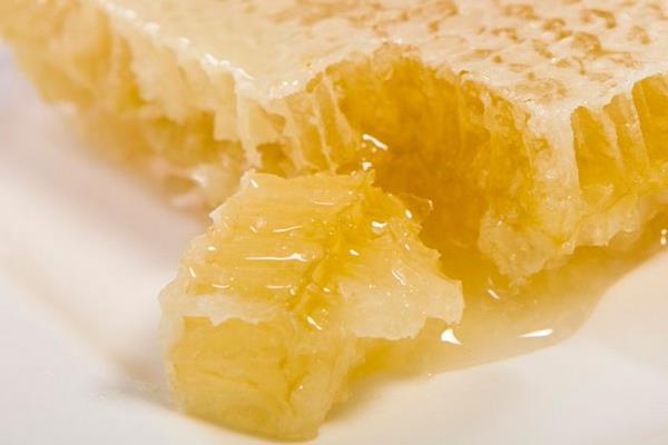 蜂巢蜜市場(chǎng)價(jià)格多少錢(qián)一斤 蜂巢蜜為什么要用木勺