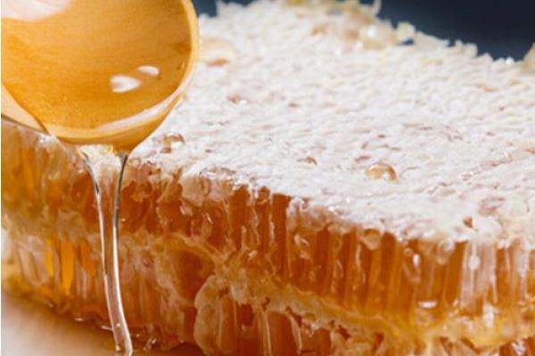 蜂巢蜜市場(chǎng)價(jià)格多少錢(qián)一斤 蜂巢蜜為什么要用木勺