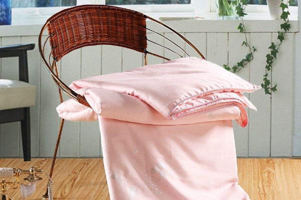 大豆纖維被能水洗嗎 大豆纖維被和蠶絲被哪個(gè)好