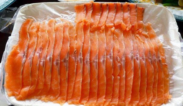 虹鱒魚是三文魚嗎 虹鱒魚對(duì)比三文魚口感有什么區(qū)別