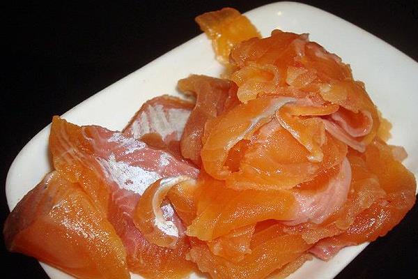 虹鱒魚是三文魚嗎 虹鱒魚對(duì)比三文魚口感有什么區(qū)別