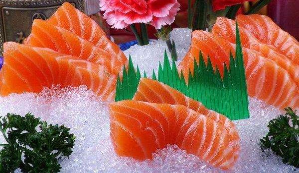 虹鱒魚是三文魚嗎 虹鱒魚對(duì)比三文魚口感有什么區(qū)別