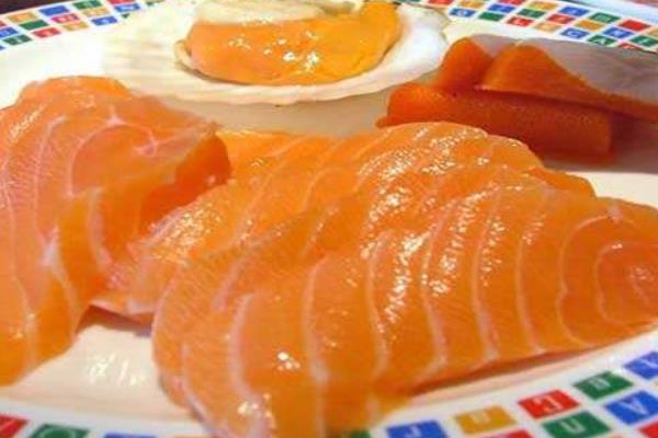 虹鱒魚是三文魚嗎 虹鱒魚對(duì)比三文魚口感有什么區(qū)別