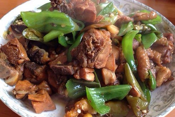 土雞和飼料雞的區(qū)別是什么土雞和飼料雞分別是怎么養(yǎng)殖