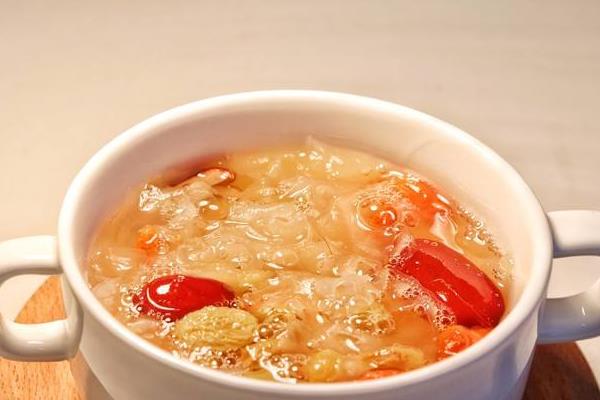 銀耳紅棗湯的功效與作用 銀耳紅棗湯的做法