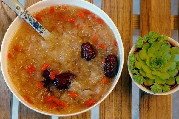 銀耳紅棗湯的功效與作用 銀耳紅棗湯的做法