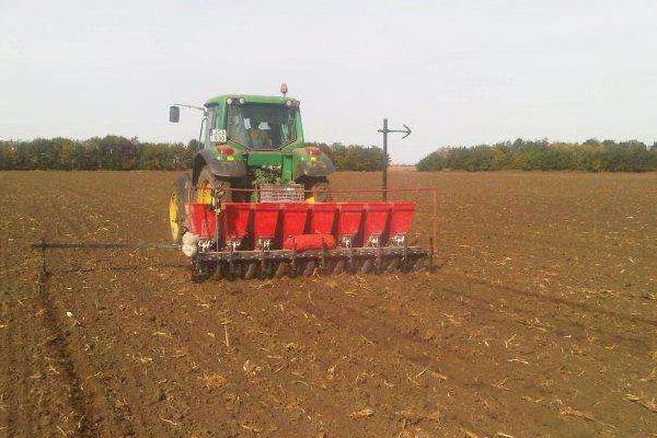 大蒜播種機市場價格多少錢一臺 大蒜去皮機市場價格多少錢一臺