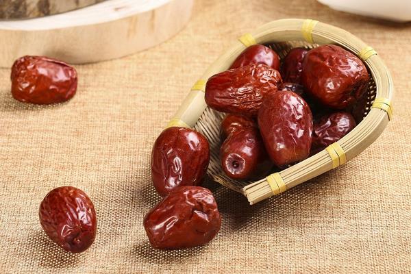 紅棗蒸著吃有什么功效 男人吃棗有什么好處
