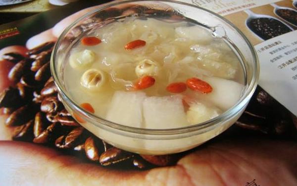 銀耳雪梨紅棗湯的功效與作用 銀耳雪梨湯隔夜能喝嗎