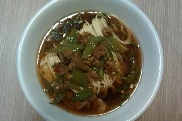 青椒肉絲面怎么做好吃又簡單 青椒肉絲面家常做法大全