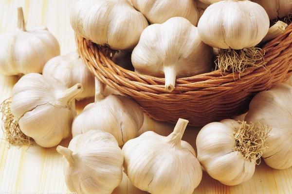 大蒜能不能放油里炸 每天吃生大蒜好嗎