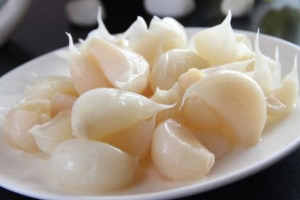 大蒜能不能放油里炸 每天吃生大蒜好嗎