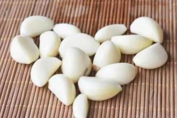 大蒜能不能放油里炸 每天吃生大蒜好嗎