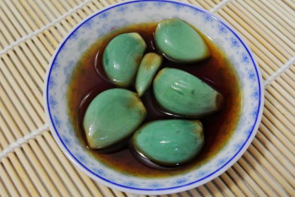 醋泡大蒜的功效與作用及禁忌 家庭醋泡大蒜的做法