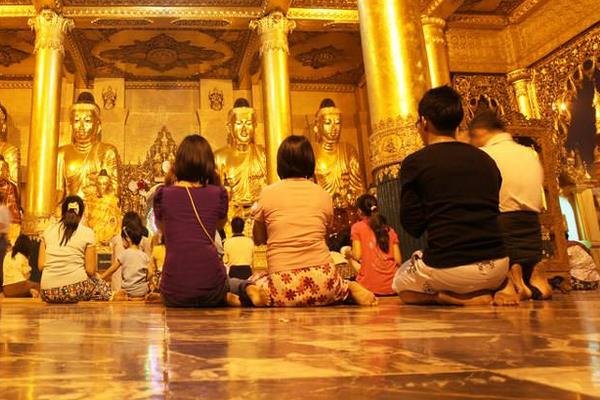 夢(mèng)見拜佛是什么意思 女人夢(mèng)到拜佛磕頭許愿有什么預(yù)兆