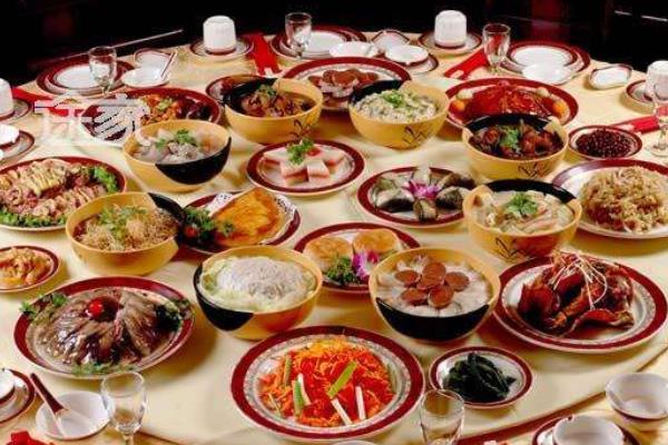 夢見吃大餐是什么意思 夢到和一群人吃很豐盛的大餐有什么預兆