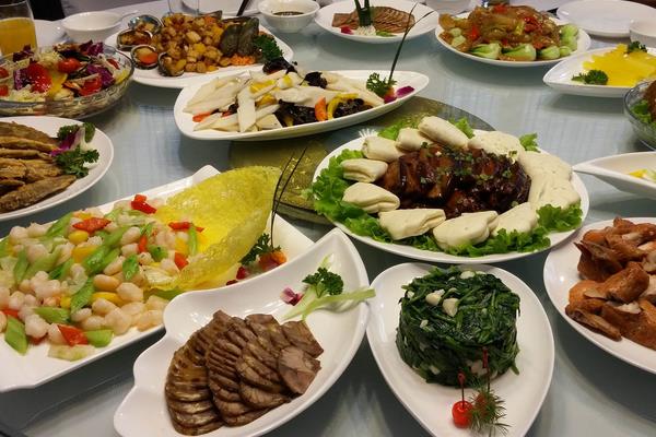 夢見吃大餐是什么意思 夢到和一群人吃很豐盛的大餐有什么預兆