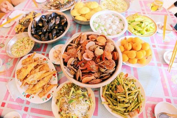 夢見吃大餐是什么意思 夢到和一群人吃很豐盛的大餐有什么預兆