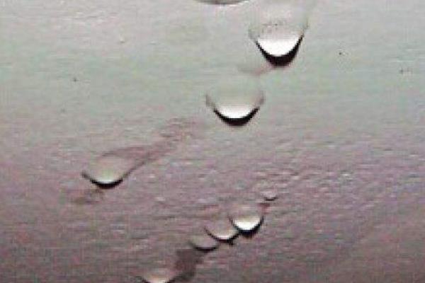 夢見屋頂漏水是什么意思 女人夢到自家屋頂漏雨滴水有什么預兆