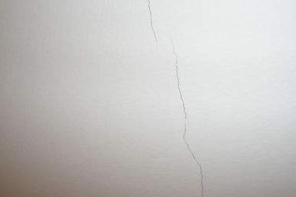 夢見屋頂漏水是什么意思 女人夢到自家屋頂漏雨滴水有什么預兆