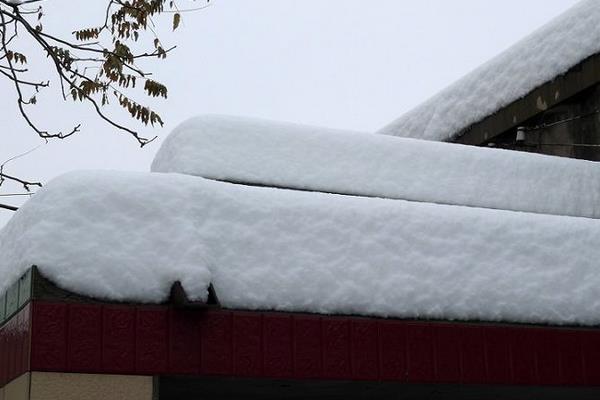 夢見屋頂漏水是什么意思 女人夢到自家屋頂漏雨滴水有什么預兆