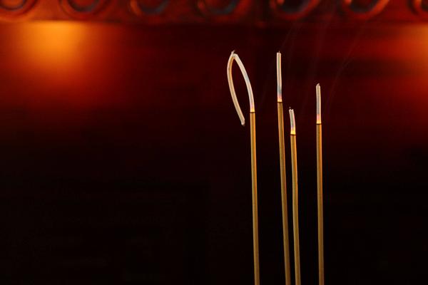 夢見上香是什么意思 女人夢到自己在燒香磕頭下跪有什么預兆