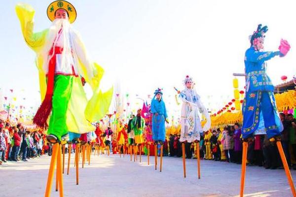 夢見踩高蹺是什么意思 夢到自己踩高蹺走路很穩有什么預兆