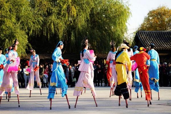 夢見踩高蹺是什么意思 夢到自己踩高蹺走路很穩有什么預兆