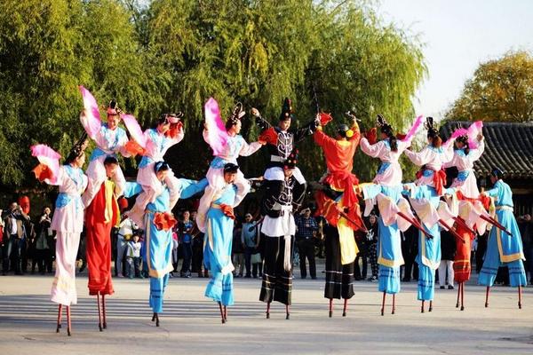 夢見踩高蹺是什么意思 夢到自己踩高蹺走路很穩有什么預兆