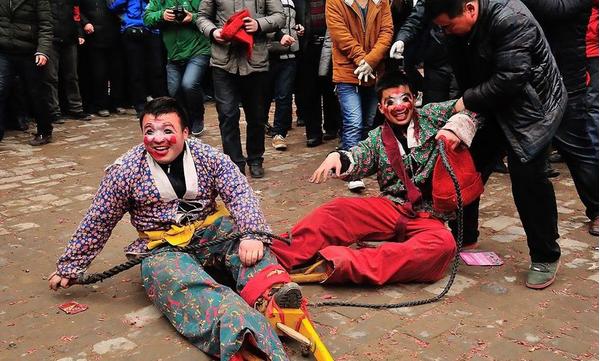 夢見踩高蹺是什么意思 夢到自己踩高蹺走路很穩有什么預兆