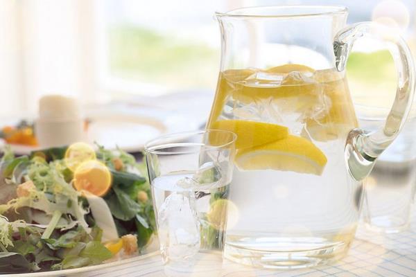 為什么泡的檸檬水是苦的 檸檬水太酸怎么辦