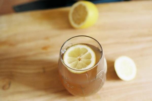 為什么泡的檸檬水是苦的 檸檬水太酸怎么辦