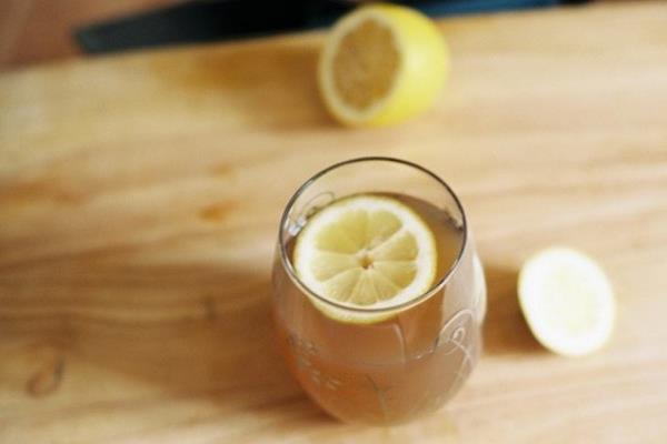 胃不好可以喝檸檬水嗎 喝檸檬水不能曬太陽嗎