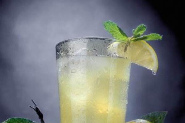 胃不好可以喝檸檬水嗎 喝檸檬水不能曬太陽嗎