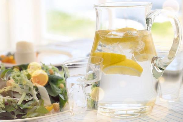 胃不好可以喝檸檬水嗎 喝檸檬水不能曬太陽嗎