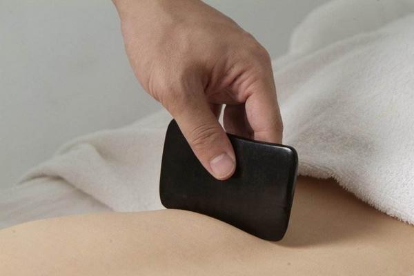 女人背部刮痧拔罐好處 刮痧可以豐胸嗎