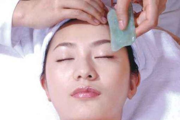 面部刮痧用什么刮痧板好 面部刮痧和撥筋的區別是什么