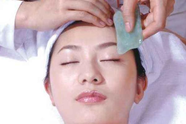 怎樣在家自己面部刮痧 面部刮痧用什么精油好