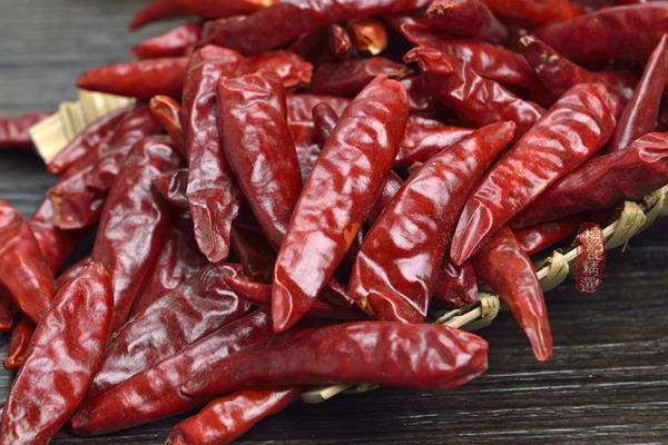 辣椒干價(jià)格多少錢一斤 挑選辣椒的注意事項(xiàng)