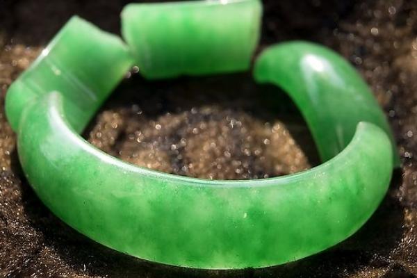 夢見玉碎了是什么意思 女人夢到自己身上的玉碎了有什么預兆